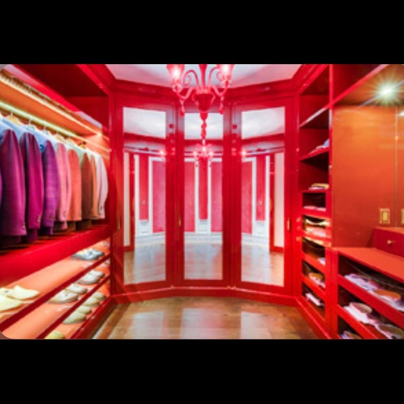 scarlet_armoire